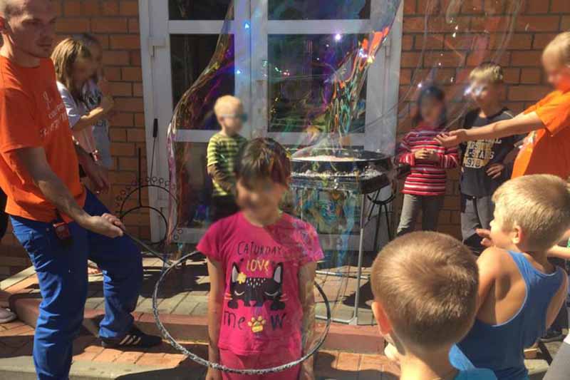 В санатории “Затишье”  для детей из приюта Клинцовского района провели праздник мыльных пузырей