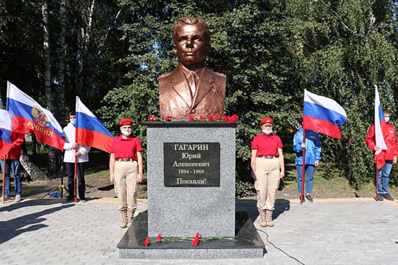 В Стародубе открыли памятник Юрию Гагарину