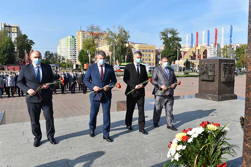 В Брянске к памятникам воинам Великой Отечественной войны торжественно возложили цветы
