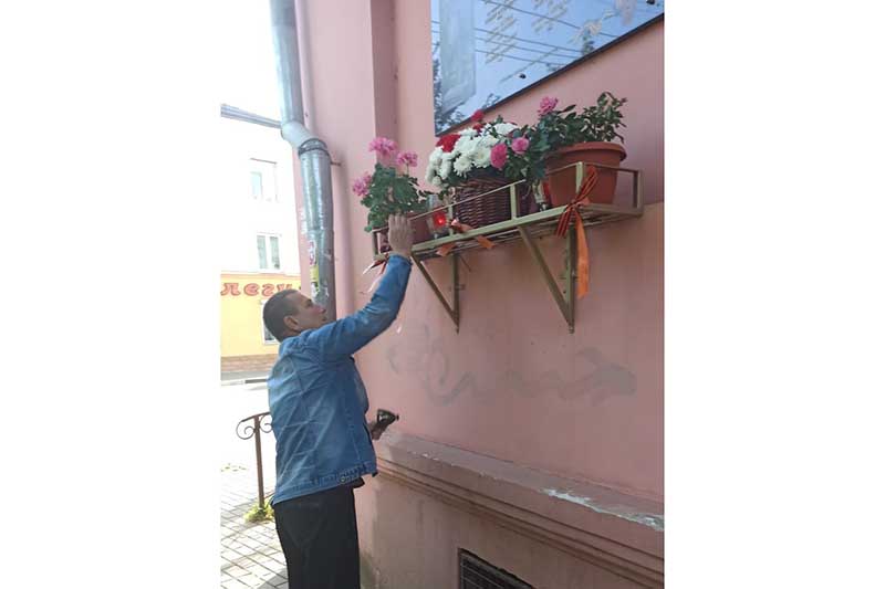 В День освобождения Клинцов, Брянская область, от немецко-фашистских захватчиков клинчане принесли цветы к Стене памяти