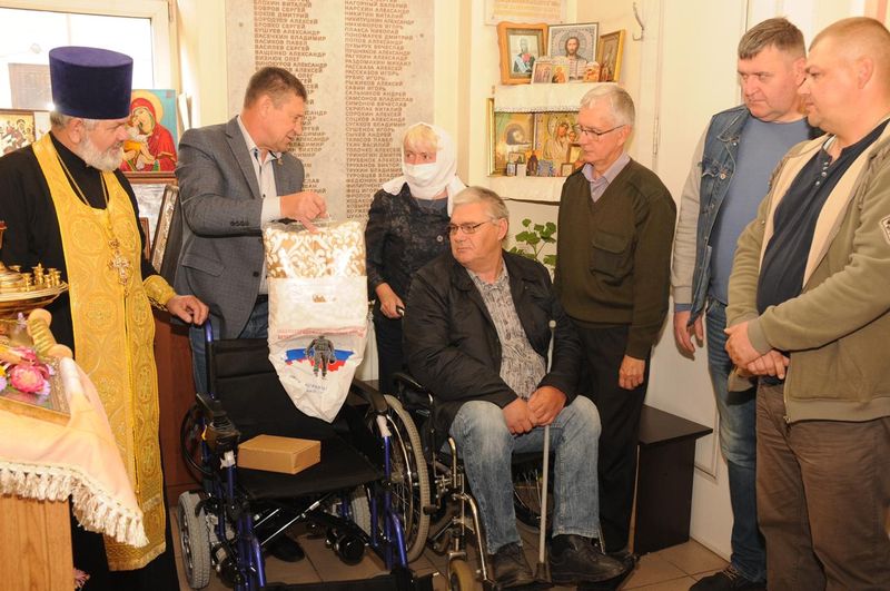 Брянский парламентарий передал ветерану боевых действий современную инвалидную коляску