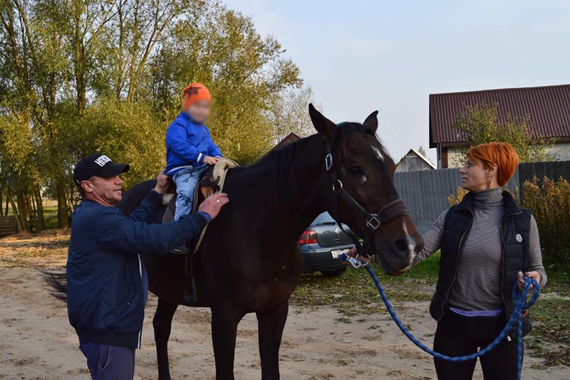 “Здоровая Русь” и конный клуб “Факел” провели для воспитанников Клинцовского дома ребенка экскурсию