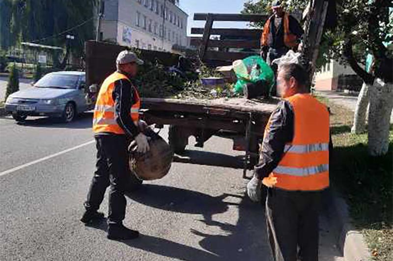 Осужденные к принудительным работам в Брянской области убирают улицы Суража