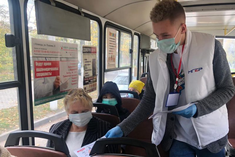 Волонтеры в Клинцах раздают защитные маски бесплатно