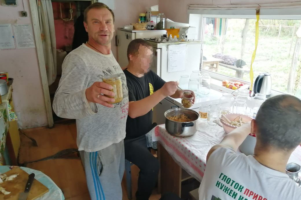 В православном центре помощи «Здоровая Русь» воспитанники делают заготовки на предстоящую зиму
