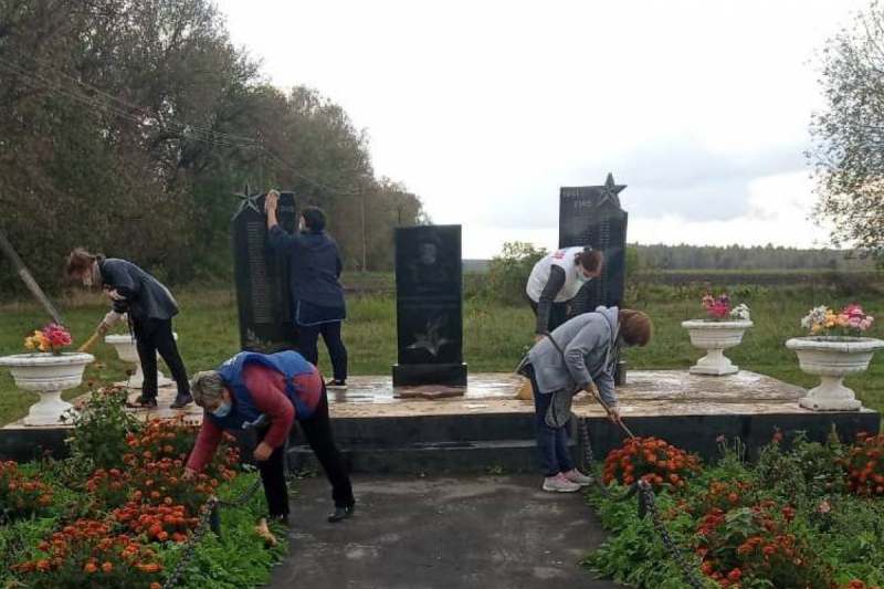 В Гордеевском районе единороссы и молодогвардейцы на местах воинской славы и захоронений красноармейцев наводят порядок
