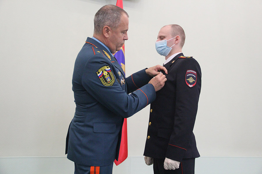 Брянских полицейских, которые спасли утопающего, наградил глава МЧС Брянской области