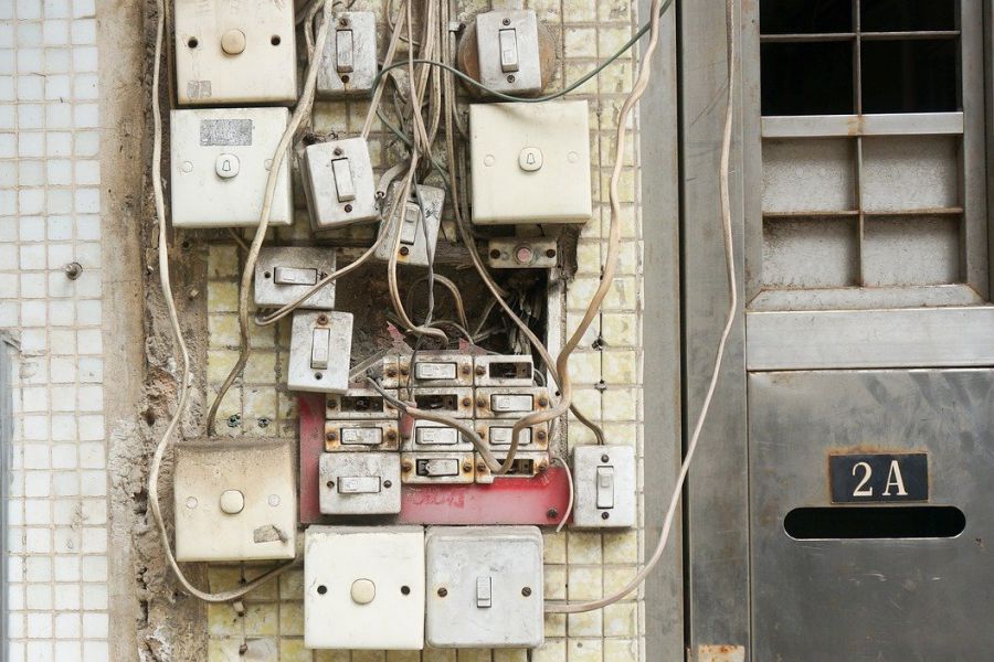 Эксперты предлагают ввести обязательные плановые проверки электропроводки в квартирах
