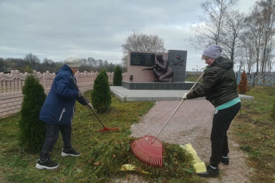Перед наступающей зимой в Клинцовском районе на воинских захоронениях, памятниках, обелисках и мемориалах прибрались