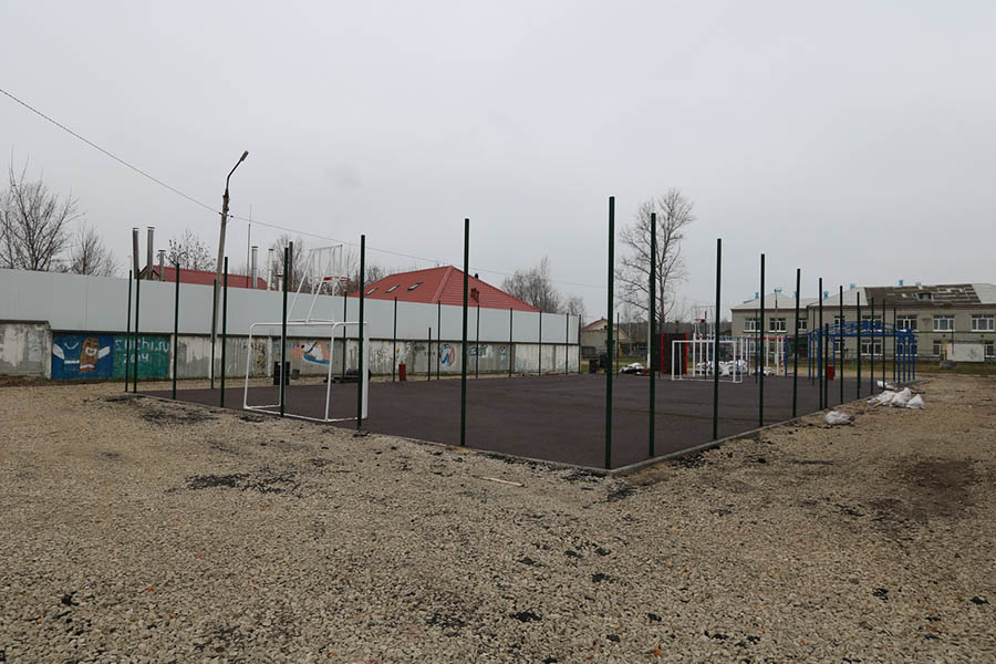 В Брянске достраивают многофункциональную игровую площадку при школе по «Инициативному бюджетированию»