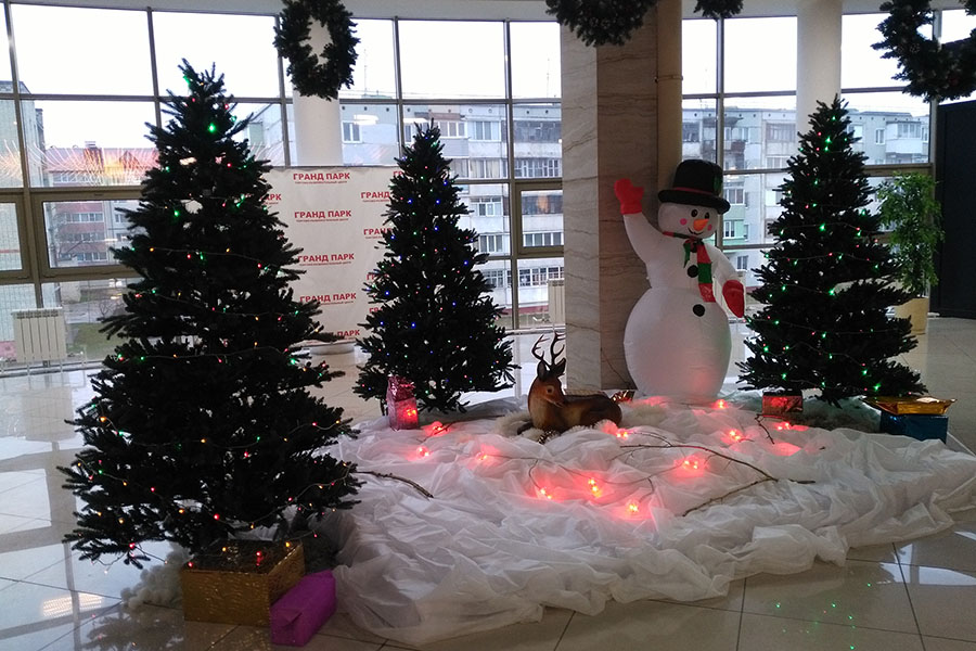 В Клинцах в торговых центрах приступили к созданию новогоднего настроения