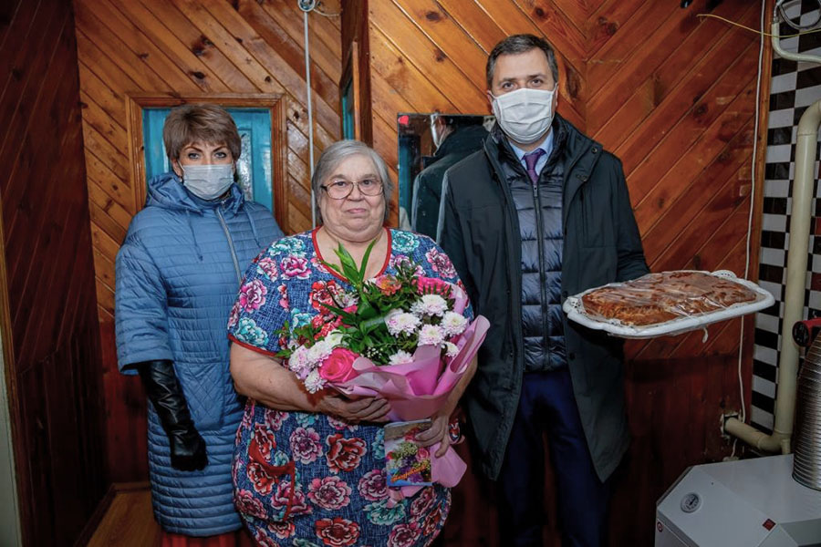 В Клинцах Брянской области с Днем матери поздравили женщин, чьи сыновья погибли при исполнении воинского и служебного долга