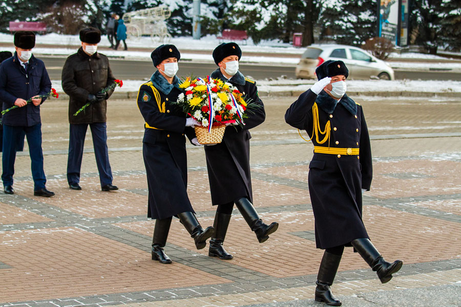 В Брянске на площади Партизан в честь Дня Героев Отечества провели тожественное возложение цветов