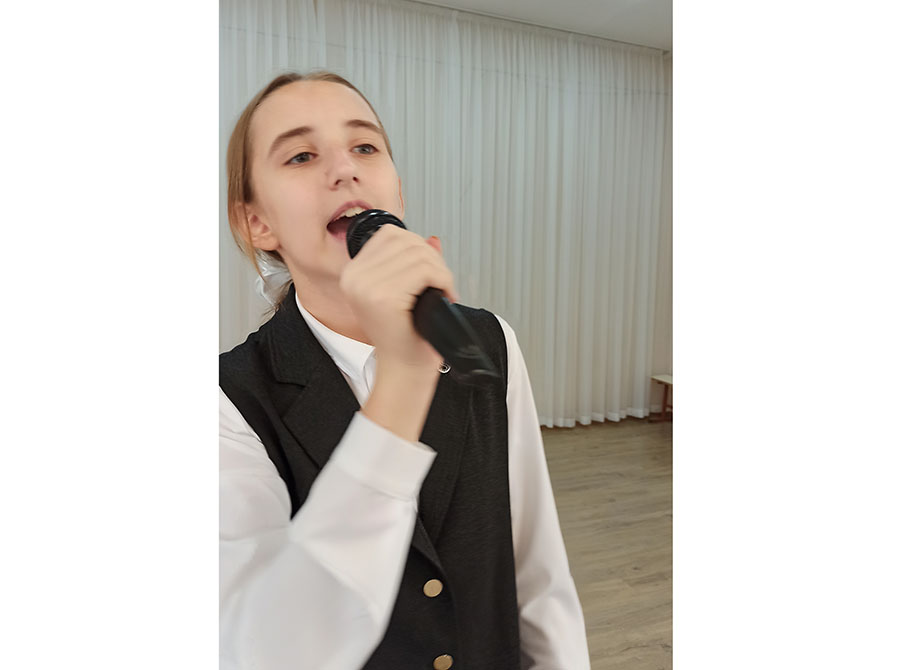 Клинцовская талантливая девочка-подросток стала золотым голосом на Международном детском фестивале «Апельсин»