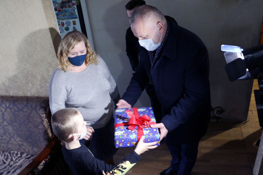 Председатель Брянской областной Думы исполнил новогоднее желание мальчишки из Брянска