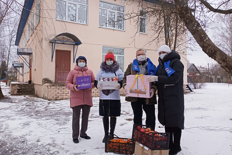 Ребятам, которые встретят Новый год в социальном приюте для детей и подростков Клинцовского района, передали подарки