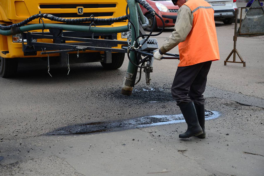 Комфортная езда – прежде всего: в Брянске на автодорогах проводят точечные ремонты
