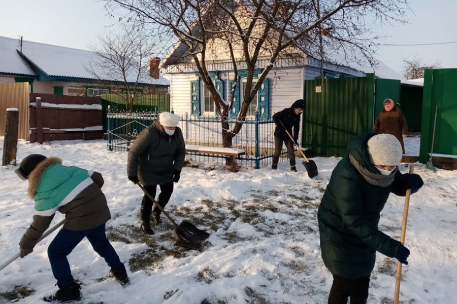 В Клинцовском районе добровольцы помогли ветеранам своего села расчистить дворы от снега