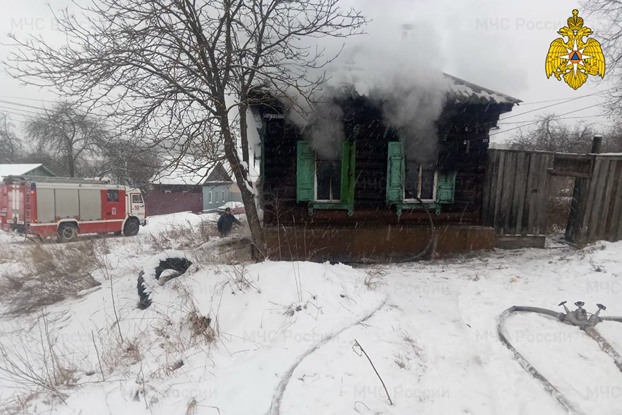 В Клинцах, на улице Богунского полка, утром выгорел дом и пострадал человек