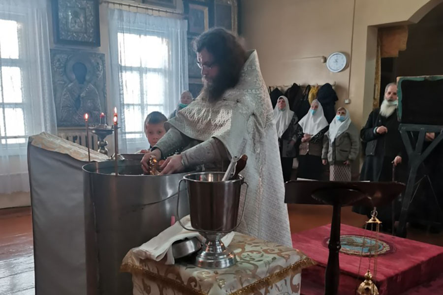 В Клинцах, в Спасо-Преображенском храме, старообрядец отец Михаил Смирнов совершил освящение воды на Крещение Господне