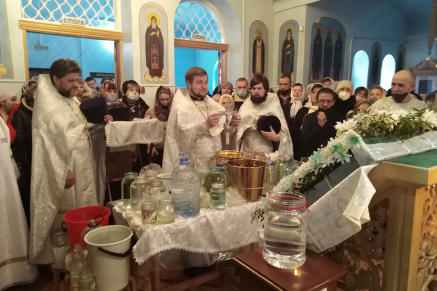 В Клинцах Брянской области в Свято-Никольском храме встретили праздник Крещения Господа нашего Иисуса Христа