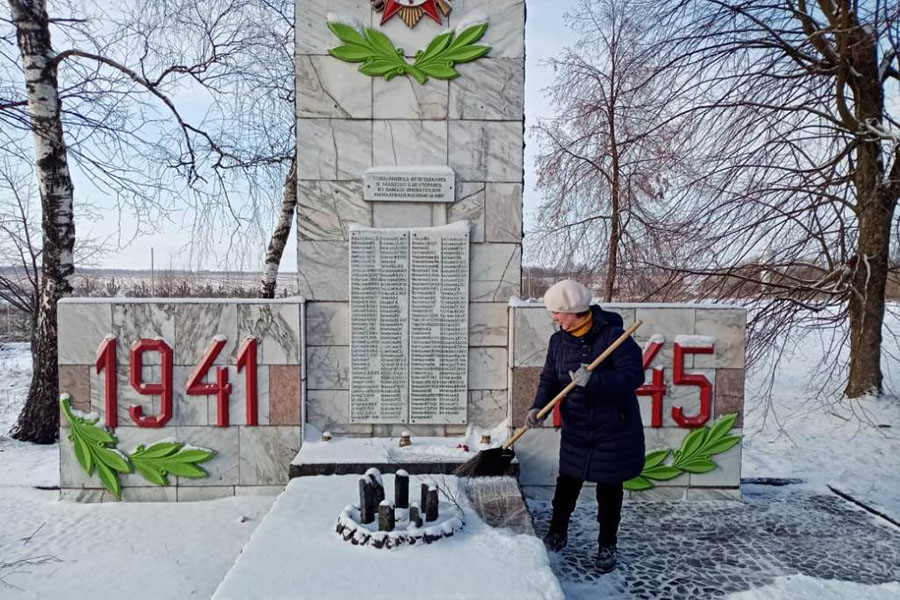 В Клинцовском районе высадился «Снежный десант», который расчистил памятники и стелы воинам Великой Отечественной войны и их захоронения от снега