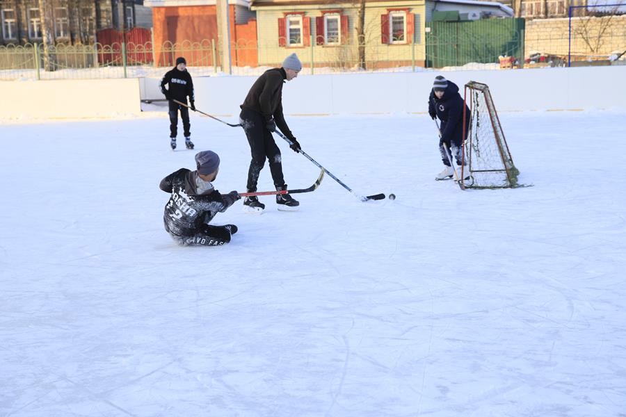 В Клинцах дворовые хоккейные команды возобновили игры на школьных кортах