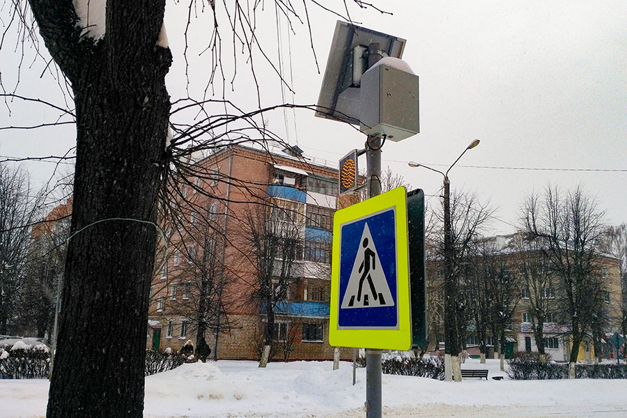На пешеходном переходе возле гимназии в Клинцах Брянской области установили импульсный индикатор-светофор