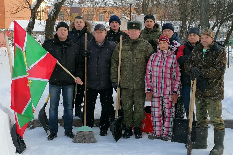 Пограничники в центре Клинцов в четверг, 18 февраля, очистили сквер от снега