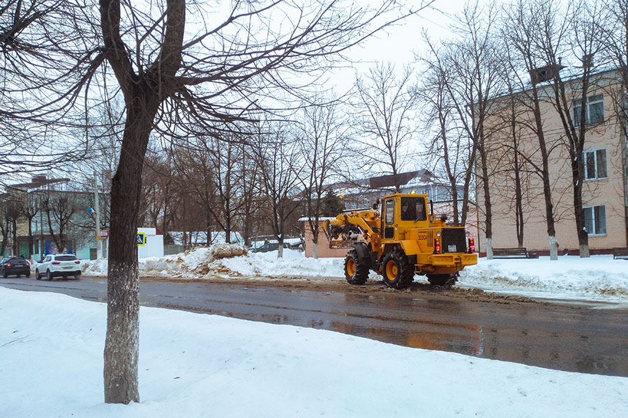 Пока город отдыхает: коммунальщики вывезли с центрального проспекта Клинцов снег