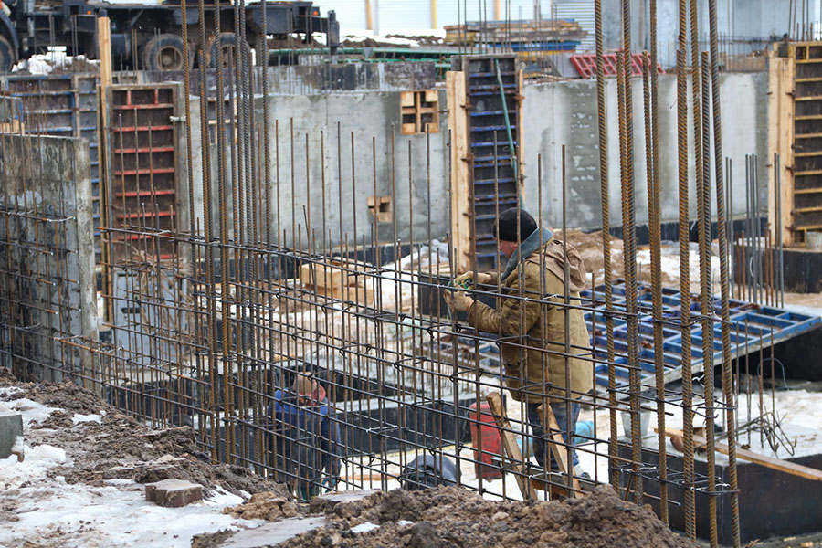 На стройплощадке новой школы в Брянске близится к завершению второй этап строительства: изготовление фундамента здания