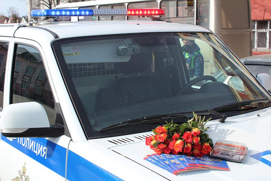 В Клинцах остановки по требованию автоинспектора ГИБДД для милых дам становились приятной неожиданностью