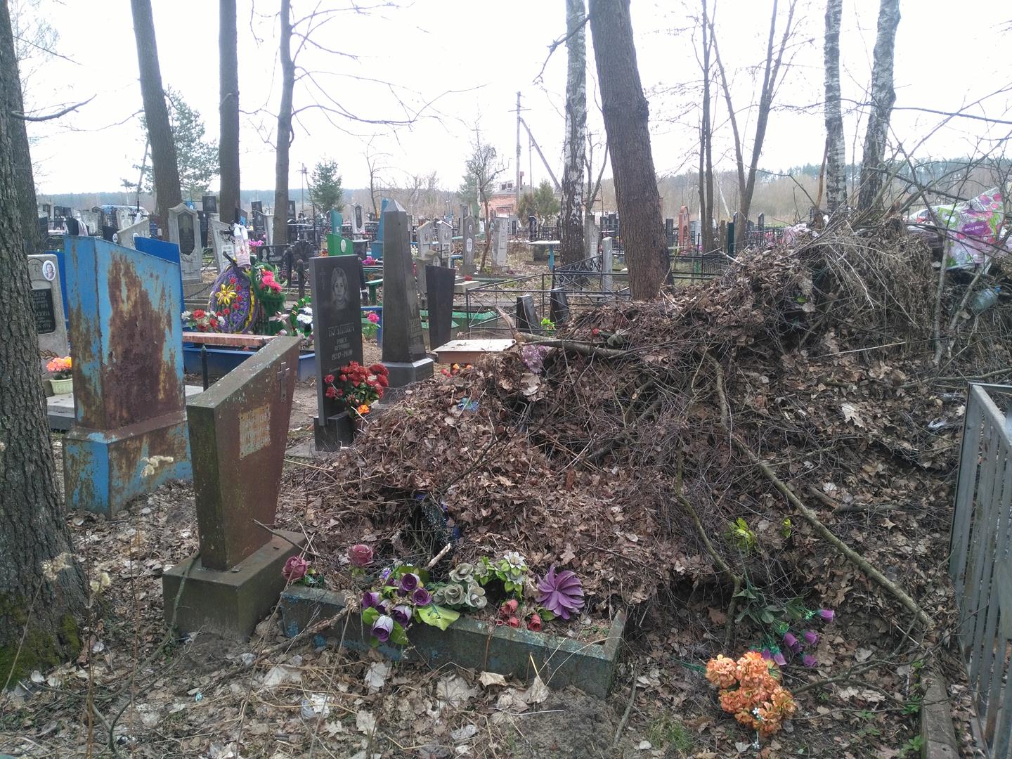 В Клинцах завелась нечистая сила: на крайние могилки одного из старейших кладбищ в Клинцах люди, потерявшие совесть, сносят мусор
