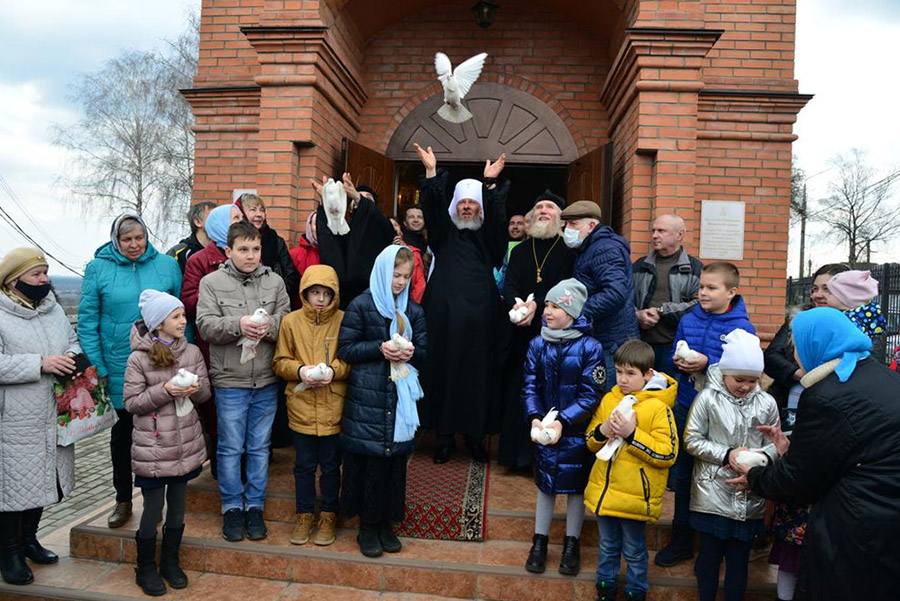 Митрополит Александр в Брянске на праздник Благовещения Пресвятой Богородицы выпустил в небо голубей