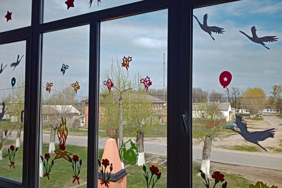 Работники культуры Клинцовского района украсили окна ко Дню Победы
