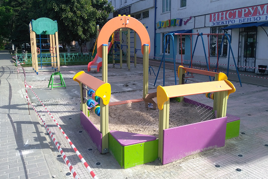 В Клинцах ремонтируют первый современный игровой комплекс для детей, который установили в нашем городе на общественной территории