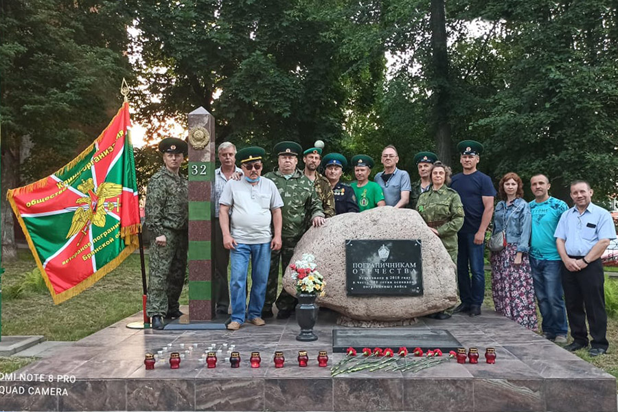 В Клинцах, возле погранзаставы, ветераны погравойск зажгли «Свечу Памяти»