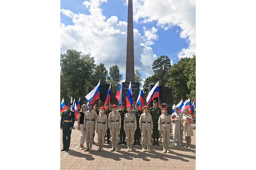В Клинцах в День Государственного флага Российской Федерации провели символичные празднику флешмоб и акцию