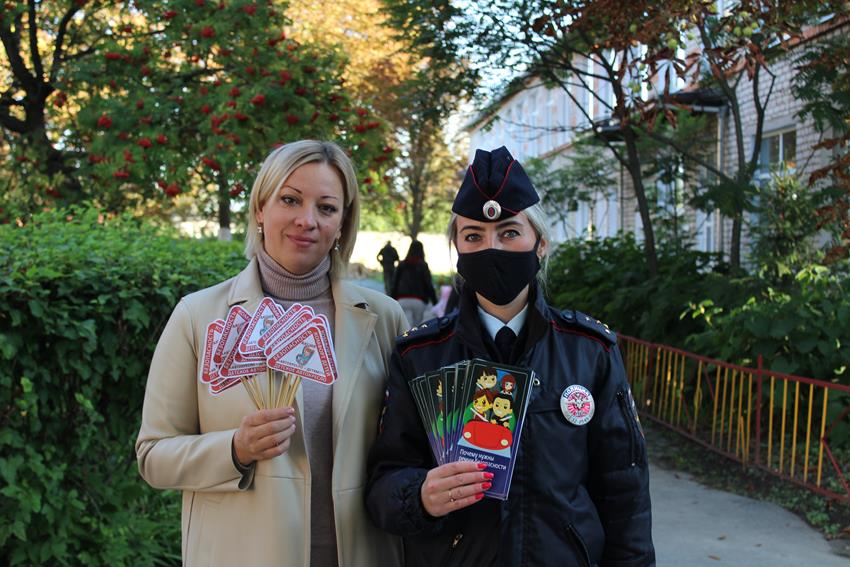 В Клинцах сотрудники госавтоинспекции с дошколятами детского сада № 26 «Ласточка» провели акцию «Автокресло — детям»