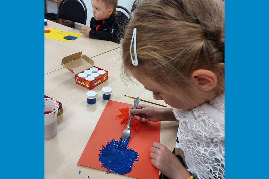 В Клинцах, в Воскресной школе, детей обучают необычным техникам рисования гуашью