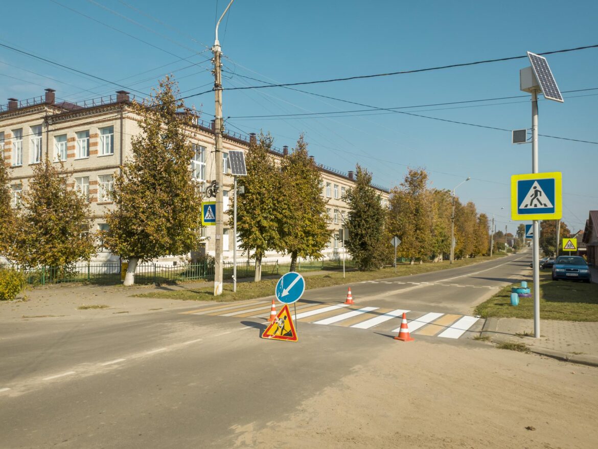В Клинцах на улице Декабристов обновляют разметку пешеходных переходов
