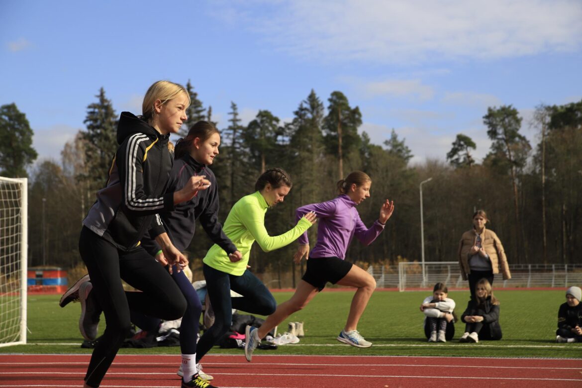 Клинцовские легкоатлеты провели тест-драйв новых беговых дорожек на стадионе «Труд»