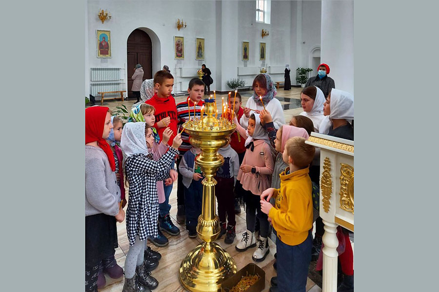 В Воскресной школе города Клинцы на церковные праздники детей знакомят с православными святынями