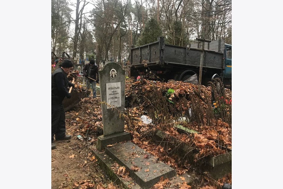 В Клинцах на Зубовском кладбище работники МУП «Торговые ряды» разгребают и вывозят горы мусора