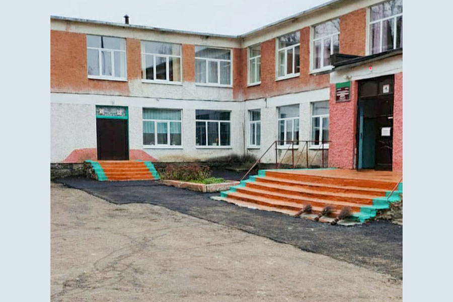 Депутат помог сельской школе Клинцовского района – уложил асфальт
