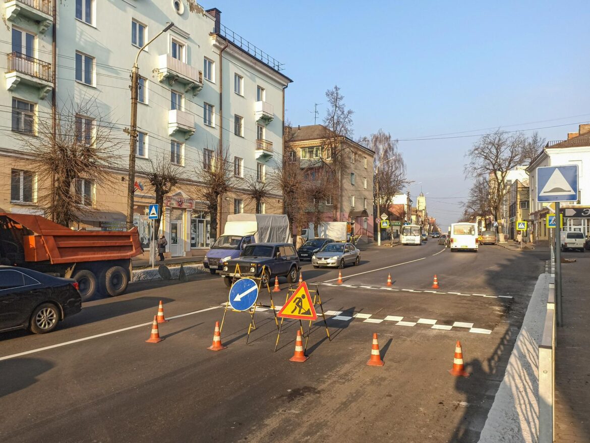 В Клинцах на улице Октябрьской оборудуют искусственные дорожные неровности перед пешеходными переходами
