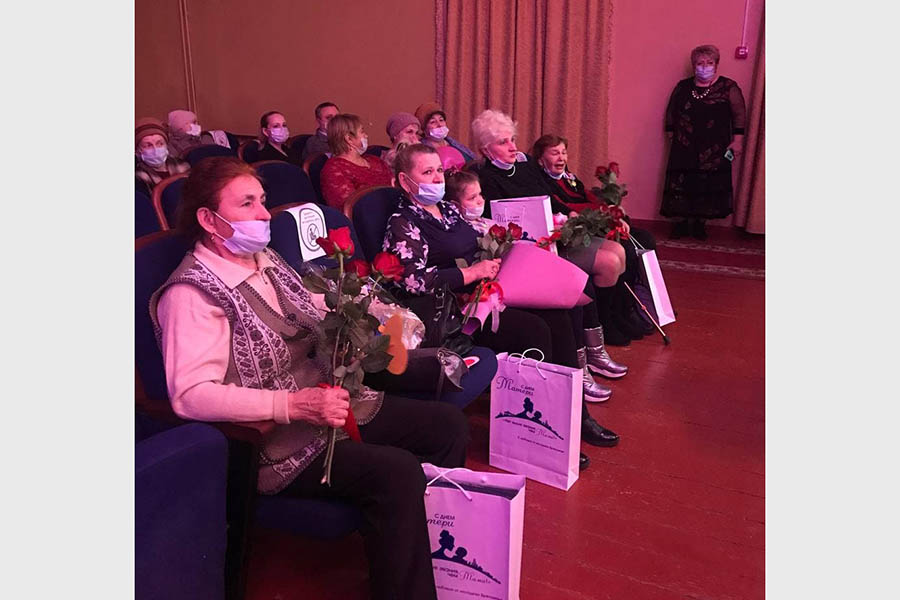 В Клинцах провели праздничный концерт в честь Дня матери