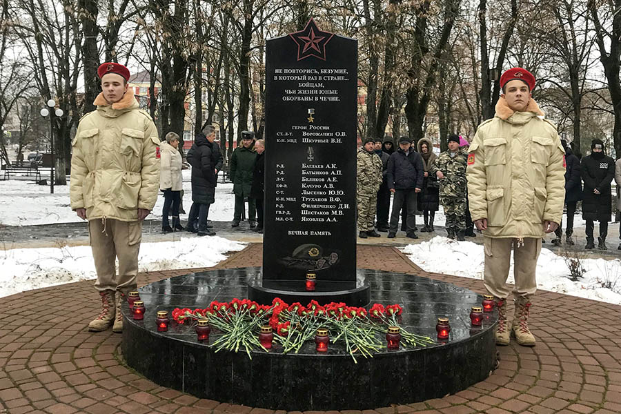 В Клинцах Брянской области возложили цветы к памятнику воинам, погибшим на Северном Кавказе