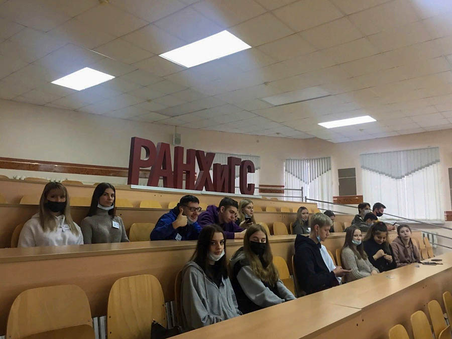 Старшеклассники из Клинцов, средняя школа № 2, стали участниками кейс-турнира по финансовой грамотности
