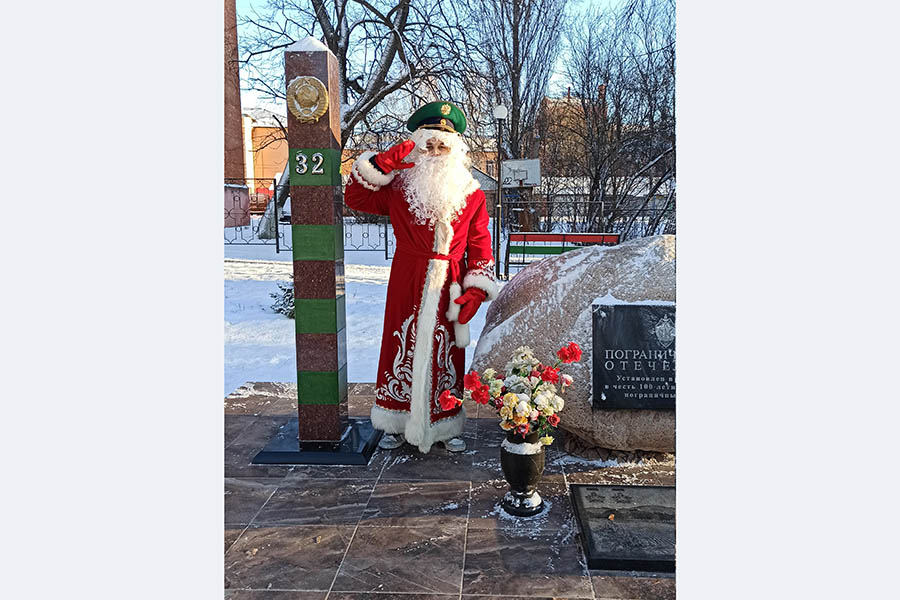 В Клинцах еще две украшенные новогодние ели будут радовать жителей города во время новогодних и рождественских праздников